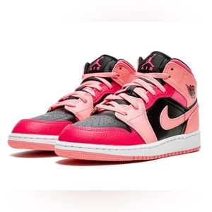 Nike AJ 1 Mid Sneaker